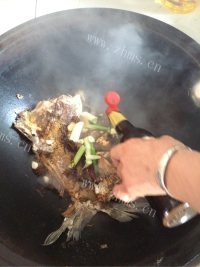 回味无穷的红烧鱼做法图解8)