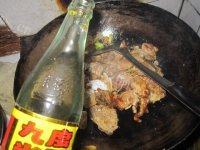 美味的排骨炖酸菜做法图解9)