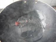 家常菜小土豆烧排骨做法图解4)