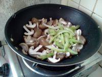 口感丰富的芹菜炒香菇做法图解6)