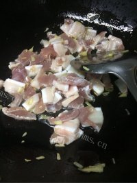 唇齿留香的蒜薹炒肉做法图解3)
