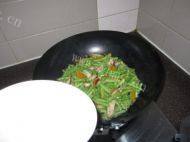 家常菜香菇炒豆角做法图解7)