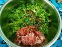 美味的芹菜猪肉包做法图解6)