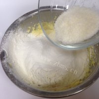 自制黄金椰丝球做法图解4)