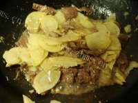 家常菜土豆烧牛肉做法图解7)