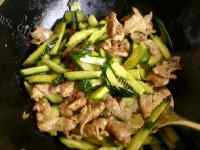 家常菜肉片炒黄瓜做法图解7)