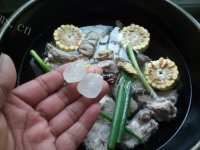 食欲满满的玉米炖排骨做法图解4)