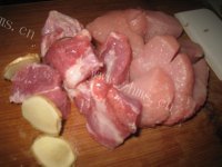 保健山药银耳瘦肉汤做法图解1)