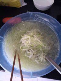 自己做的猪肉萝卜水饺做法图解2)