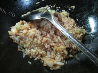 简洁版的肉丝圆白菜炒饭做法图解6)
