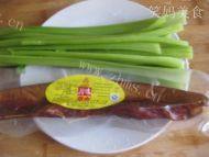 家常菜腊肉炒芹菜做法图解1)