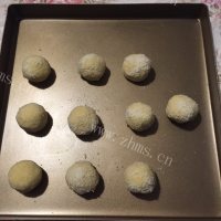 自制蛋黄椰丝球做法图解9)