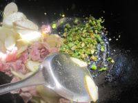 下饭的茭白炒肉做法图解8)