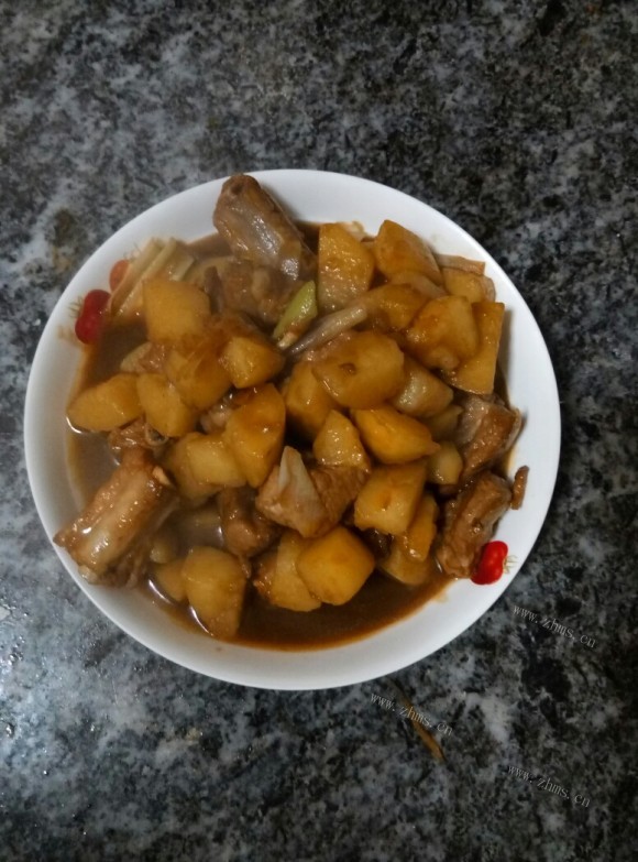 色泽鲜亮的红烧土豆排骨