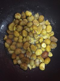 诱人的板栗鸡做法图解3)