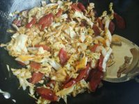 美味的腊肠包菜焖饭做法图解6)