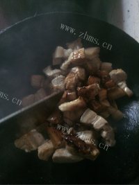 诱人的土豆红烧肉做法图解5)