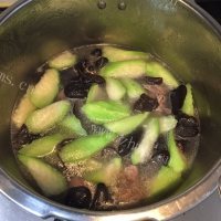 清新爽口的木耳丝瓜汤做法图解6)