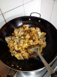 美味的芋儿烧鸡做法图解8)
