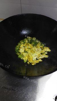 美味营养的秋葵炒蛋做法图解5)