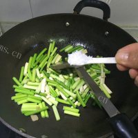 家常菜蒜苗炒豆干做法图解4)
