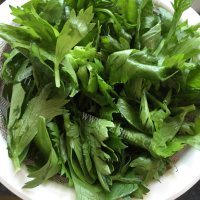家常菜粉蒸芹菜叶做法图解1)