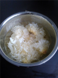 美味山楂银耳汤做法图解2)