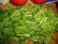 家常的茼蒿炒肉做法图解2)