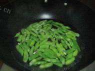 家常菜肉末炒四季豆做法图解7)
