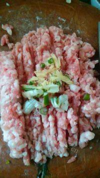 自己做的猪肉白菜水饺做法图解2)