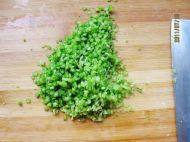 自制芹菜锅贴做法图解3)