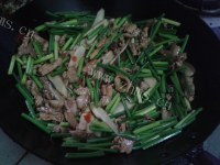 质嫩爽口的韭菜苔炒肉的做法图解六