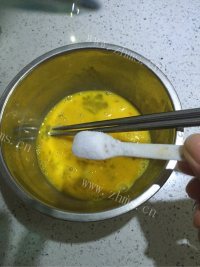 适合宝宝吃的鸡蛋羹做法图解4)