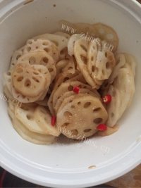 喷香的凉拌藕片做法图解4)