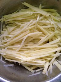 家常菜尖椒土豆丝做法图解2)