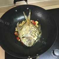 家常菜红烧鲳鱼做法图解8)