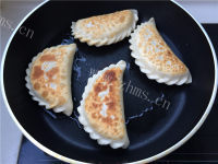 美味的三鲜韭菜盒子做法图解18)