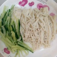 美味营养的凉拌金针菇做法图解4)