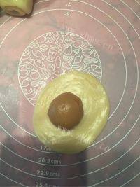 美味的莲蓉蛋黄酥做法图解5)