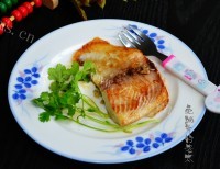 热腾腾的香煎鲷鱼