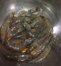 美味的避风塘炒虾做法图解1)