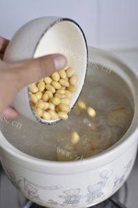 营养晚餐猪蹄炖黄豆做法图解9)