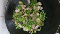 食欲满满的尖椒回锅肉做法图解5)