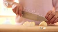 美味的剁椒芋头做法图解2)