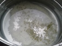 色泽鲜亮的绿豆粥做法图解3)