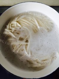 美味的牛肉酱拌面做法图解2)