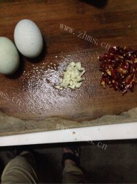 可口的凉拌皮蛋做法图解1)