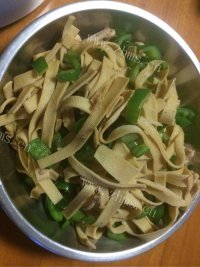 家常青椒豆皮炒肉做法图解7)