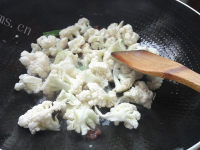 色味俱佳的干煸菜花做法图解4)