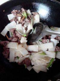 家常菜牛肉炒萝卜做法图解6)